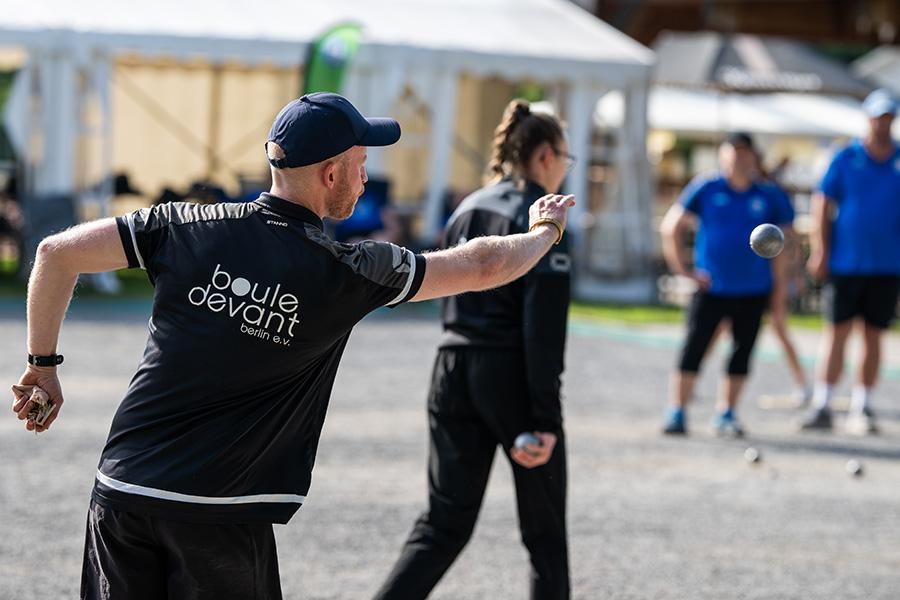 Michael beim Wurf auf dem Boule-Platz (Schwarz-Weiß-Foto)